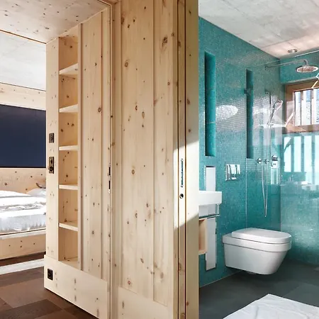 Alpine Chesa Al Parc * ポントレジナ